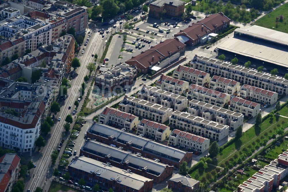 Aerial photograph Berlin - Urban development area on the premises of Eldenaer road - Storkower Strasse in Friedrichshain district of Berlin. On the grounds of the former East German slaughterhouse incur modern residential areas and neighborhoods. The housing companies in the real estate developers cds Wohnbau Berlin GmbH built on several building plots modern apartments and townhouses and terraced houses