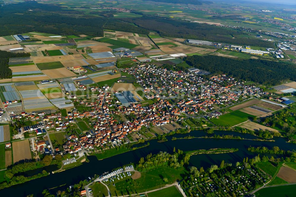 Aerial photograph Albertshofen - Urban area with outskirts and inner city area on the edge of agricultural fields and arable land in Albertshofen in the state Bavaria, Germany