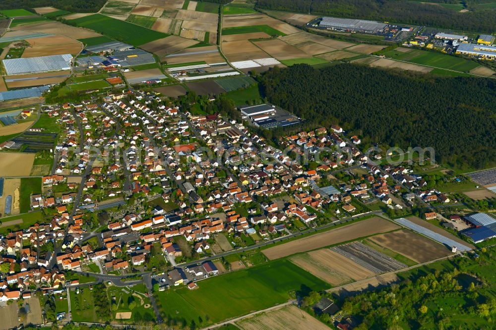 Albertshofen from the bird's eye view: Urban area with outskirts and inner city area on the edge of agricultural fields and arable land in Albertshofen in the state Bavaria, Germany