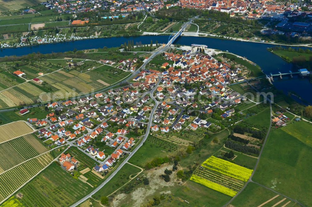 Aerial photograph Astheim - Urban area with outskirts and inner city area on the edge of agricultural fields and arable land in Astheim in the state Bavaria, Germany