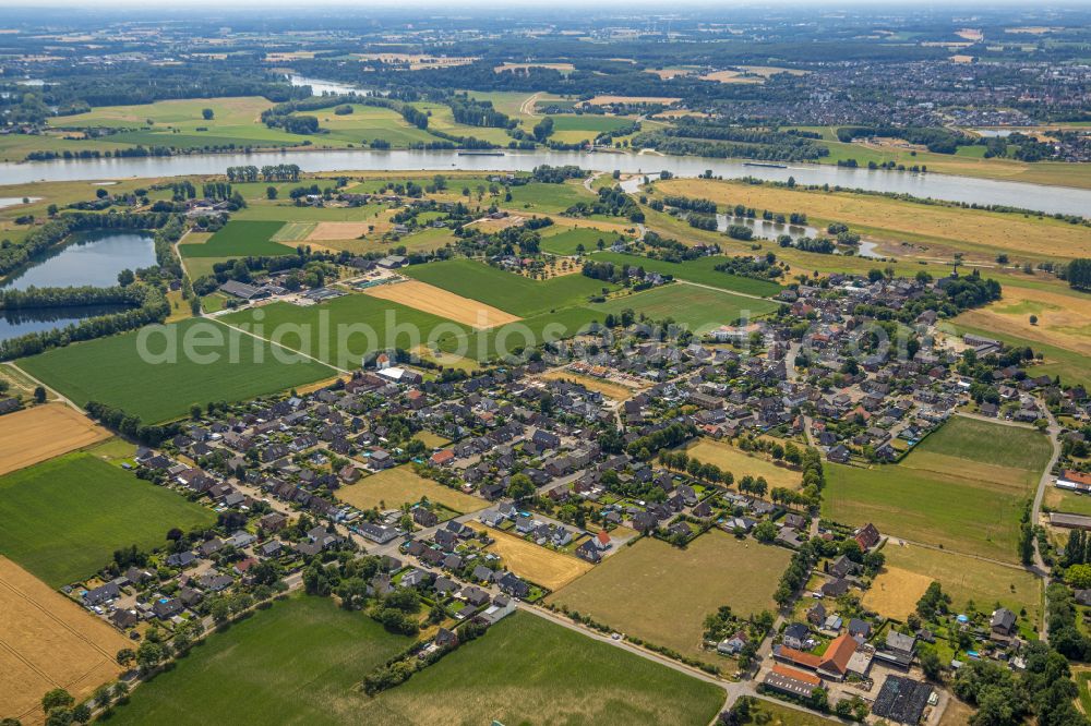 Aerial photograph Bislich - Urban area with outskirts and inner city area on the edge of agricultural fields and arable land in Bislich in the state North Rhine-Westphalia, Germany