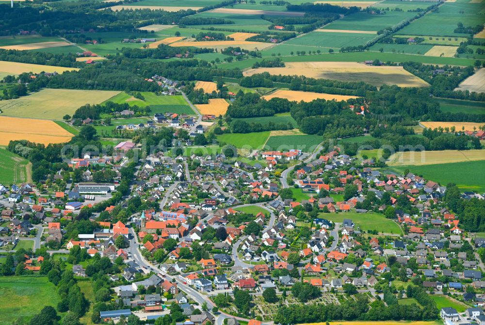 Aerial photograph Broxten - Urban area with outskirts and inner city area on the edge of agricultural fields and arable land in Broxten in the state Lower Saxony, Germany