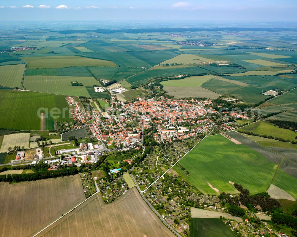 Aerial photograph Derenburg - Urban area with outskirts and inner city area on the edge of agricultural fields and arable land in Derenburg in the state Saxony-Anhalt, Germany