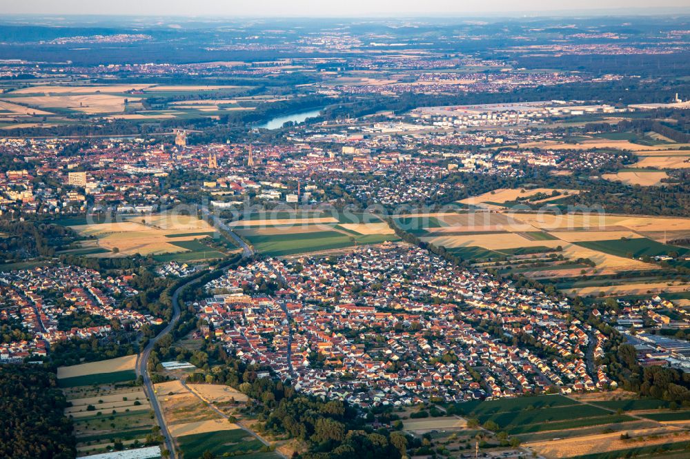 Aerial photograph Dudenhofen - Urban area with outskirts and inner city area on the edge of agricultural fields and arable land in Dudenhofen in the state Rhineland-Palatinate, Germany