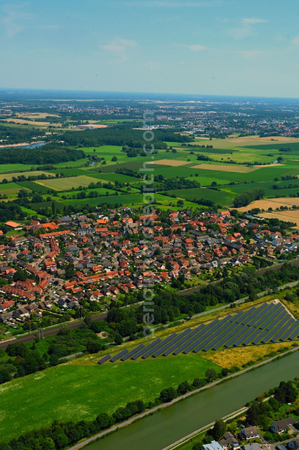 Aerial photograph Gümmer - Urban area with outskirts and inner city area on the edge of agricultural fields and arable land in Guemmer in the state Lower Saxony, Germany