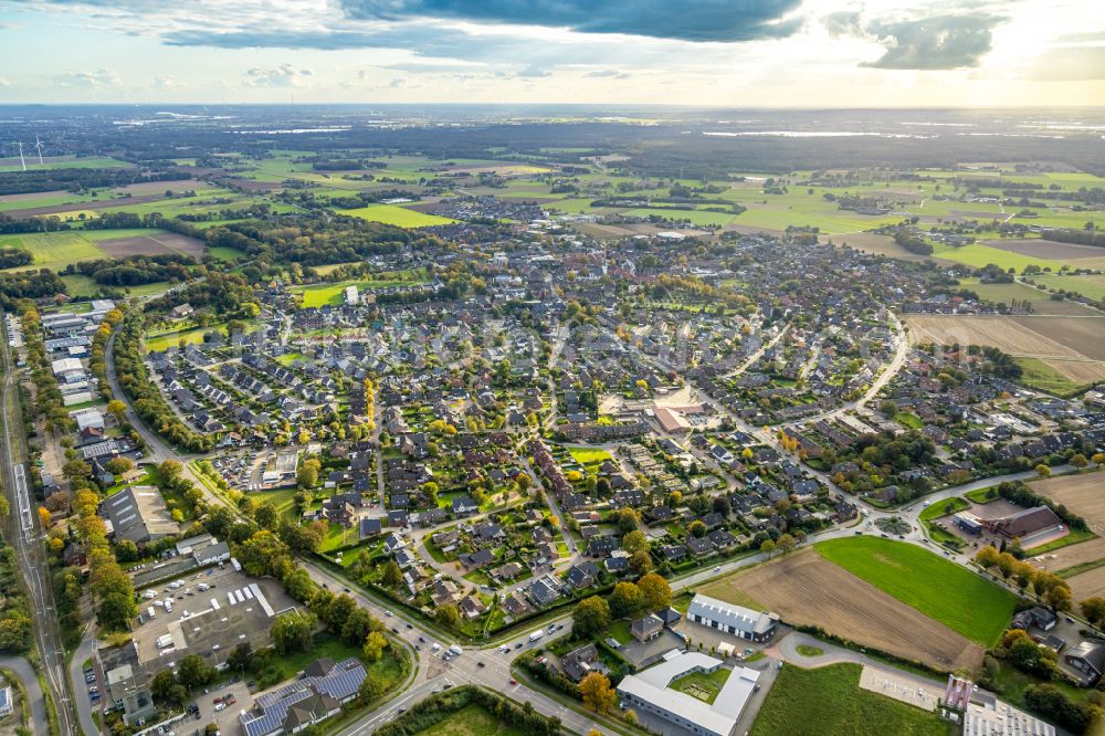 Aerial photograph Hamminkeln - Urban area with outskirts and inner city area on the edge of agricultural fields and arable land in Hamminkeln in the state North Rhine-Westphalia, Germany