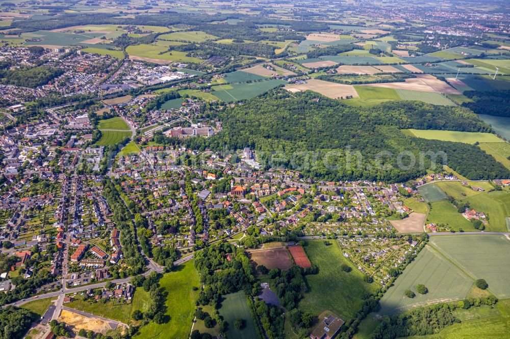 Aerial photograph Hamm-Heessen - Urban area with outskirts and inner city area on the edge of agricultural fields and arable land in Heessen at Ruhrgebiet in the state North Rhine-Westphalia, Germany