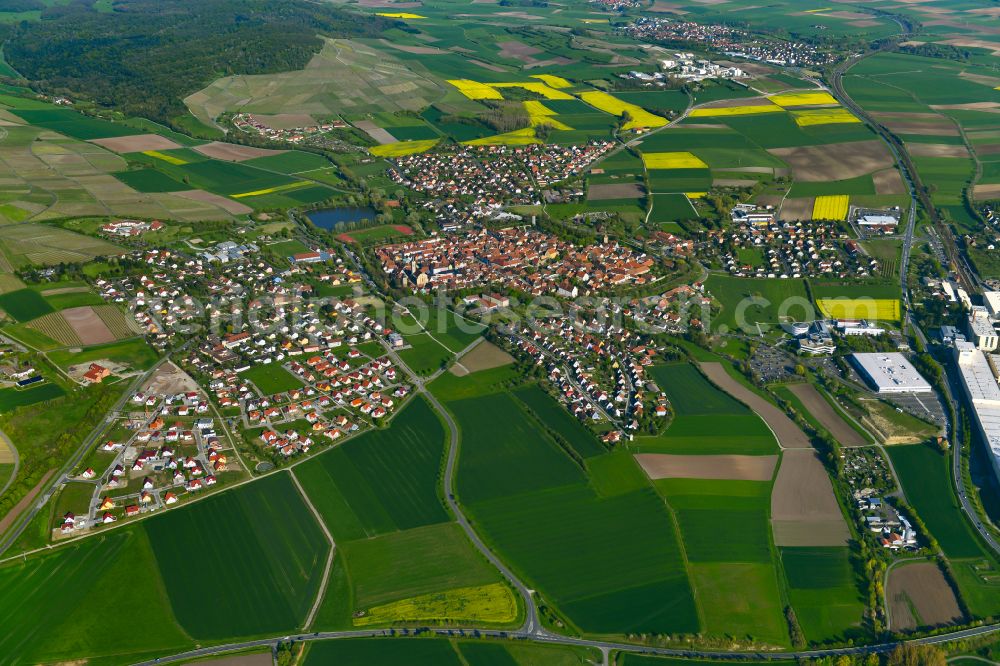 Aerial photograph Hellmitzheim - Urban area with outskirts and inner city area on the edge of agricultural fields and arable land in Hellmitzheim in the state Bavaria, Germany