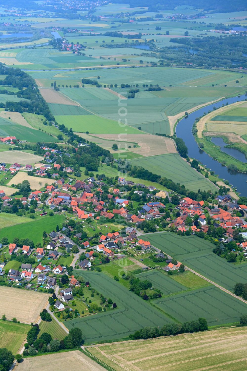 Heßlingen from the bird's eye view: Urban area with outskirts and inner city area on the edge of agricultural fields and arable land in Heßlingen in the state Lower Saxony, Germany