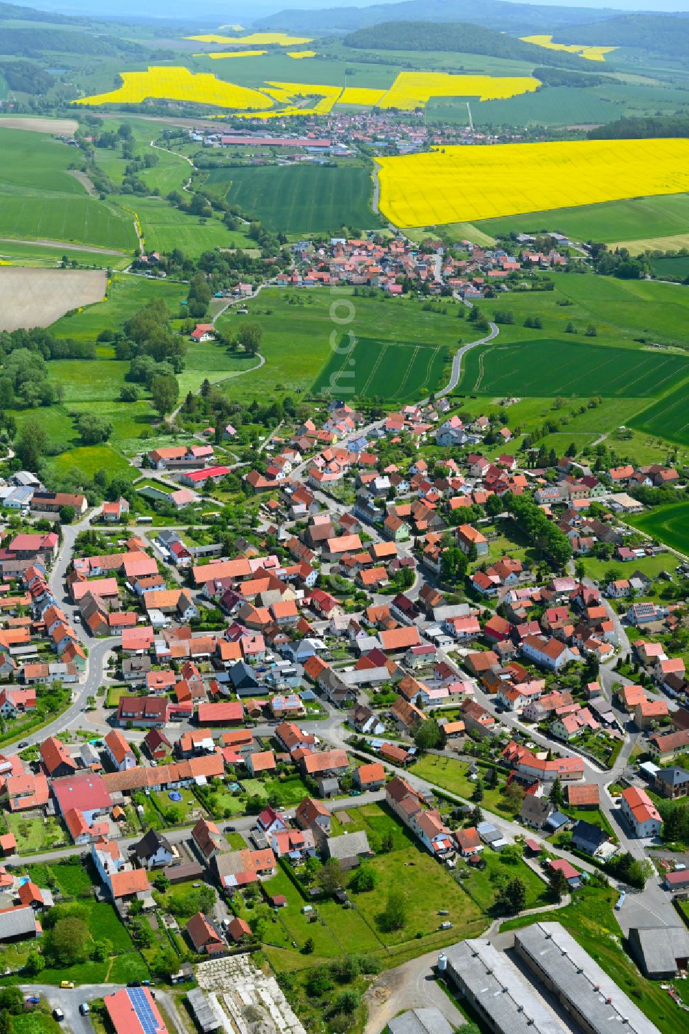 Kaltenwestheim from the bird's eye view: Urban area with outskirts and inner city area on the edge of agricultural fields and arable land in Kaltenwestheim in the state Thuringia, Germany