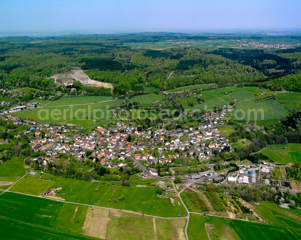 Aerial photograph Kesselbach - Urban area with outskirts and inner city area on the edge of agricultural fields and arable land in Kesselbach in the state Hesse, Germany