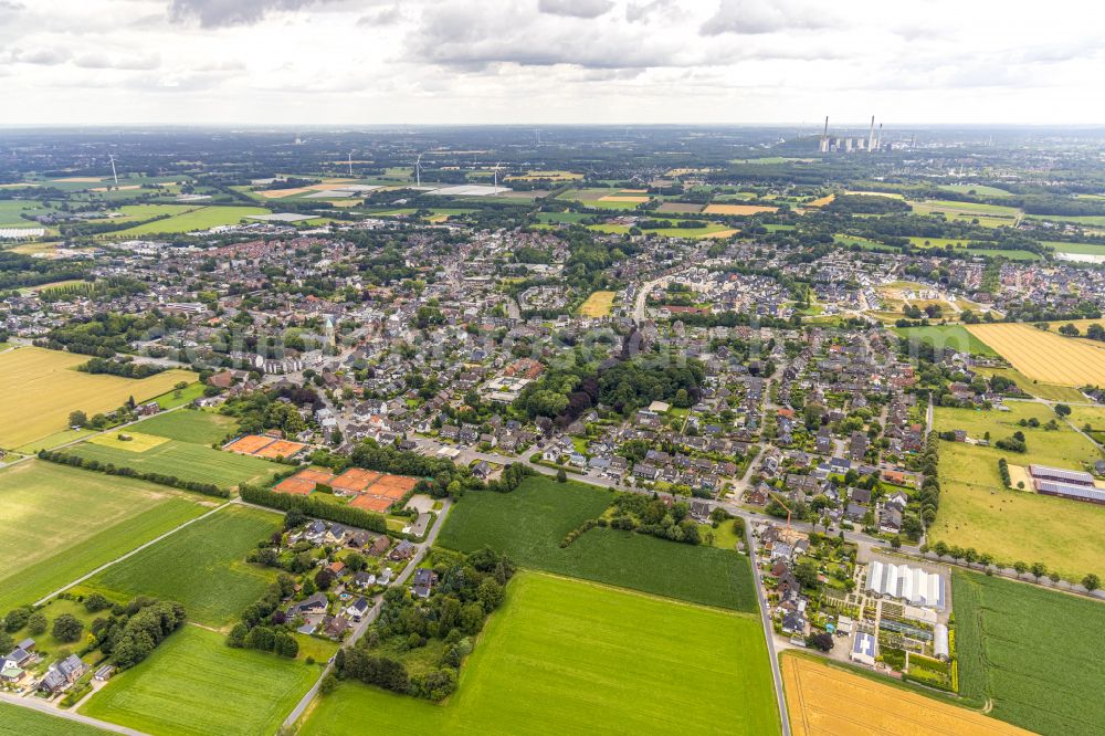 Aerial photograph Kirchhellen - Urban area with outskirts and inner city area on the edge of agricultural fields and arable land in Kirchhellen at Ruhrgebiet in the state North Rhine-Westphalia, Germany