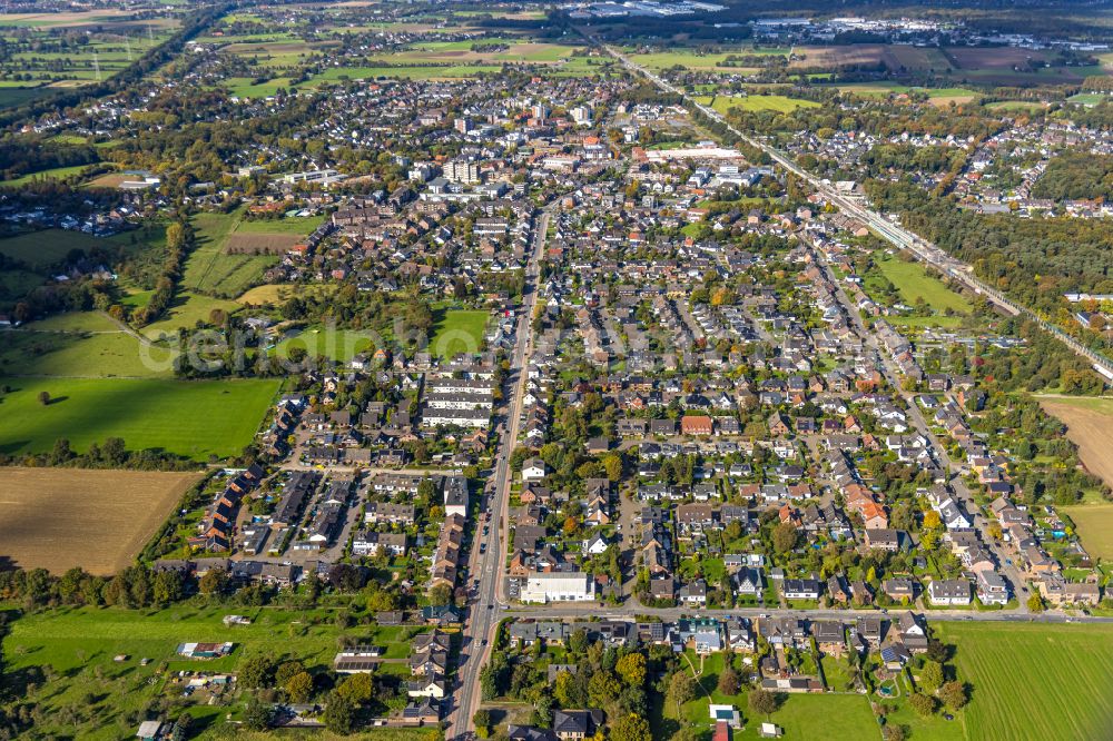 Aerial photograph Möllen - Urban area with outskirts and inner city area on the edge of agricultural fields and arable land in Möllen at Ruhrgebiet in the state North Rhine-Westphalia, Germany