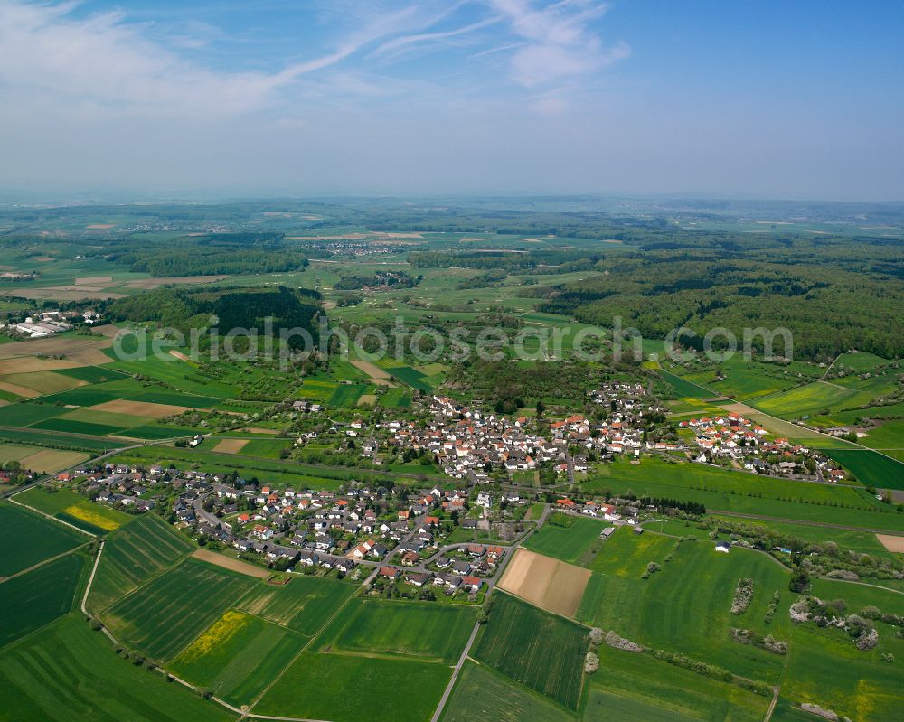 Aerial photograph Saasen - Urban area with outskirts and inner city area on the edge of agricultural fields and arable land in Saasen in the state Hesse, Germany