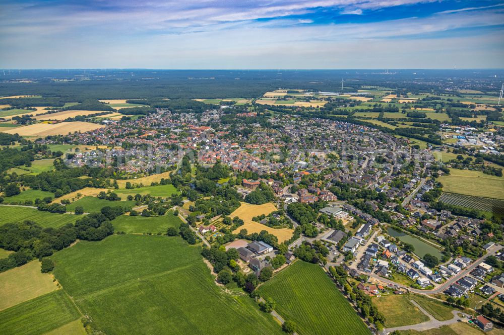 Schermbeck from the bird's eye view: Urban area with outskirts and inner city area on the edge of agricultural fields and arable land in Schermbeck in the state North Rhine-Westphalia, Germany