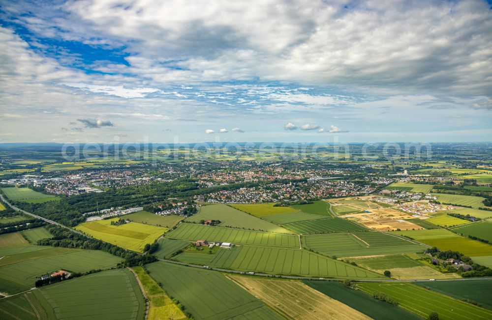 Soest from the bird's eye view: Urban area with outskirts and inner city area on the edge of agricultural fields and arable land in Soest in the state North Rhine-Westphalia, Germany