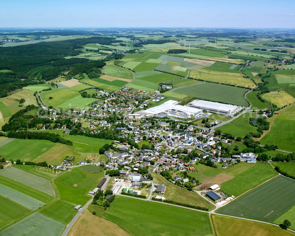 Aerial photograph Töpen - Urban area with outskirts and inner city area on the edge of agricultural fields and arable land in Toepen in the state Bavaria, Germany