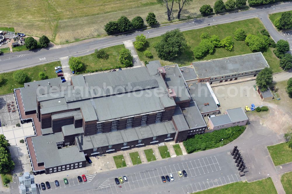 Magdeburg from the bird's eye view: Blick auf die Stadthalle der Magdeburg der Messe- und Veranstaltungsgesellschaft Magdeburg GmbH. View of the Stadthalle Magdeburg of the exhibition and event company Magdeburg.