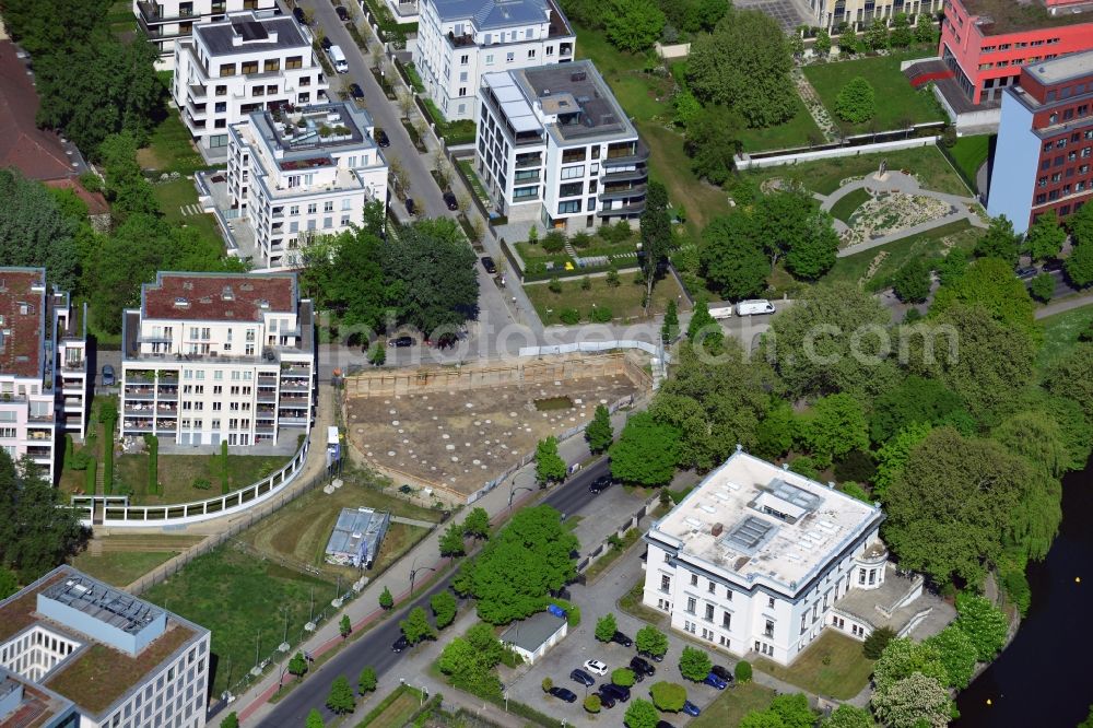 Aerial image Berlin - At the - Von-der-Heydt-street in the Tiergarten district of Berlin created a townhouse condominium. The high-quality apartments in the city center of the capital built by the Groth-group as the owner according to the designs of architect Noefer. With this structure, the last vacant lot in the new town residential area Diplomatenpark is closed