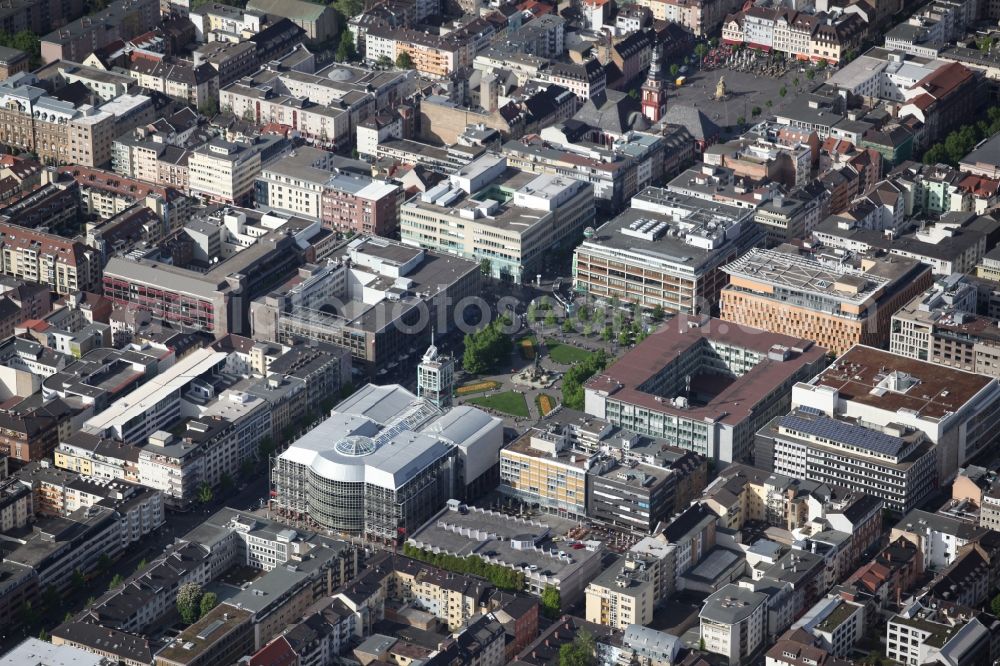 Mannheim from above - Townhouse in Mannheim in Baden-Württemberg. The Mannheim townhouse is a modern building in the square N1 with the typical symmetry (building with so-called central tower facade)