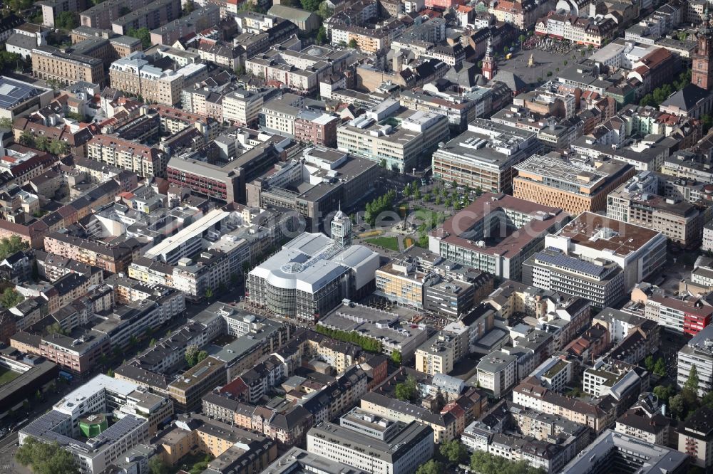 Mannheim from the bird's eye view: Townhouse in Mannheim in Baden-Württemberg. The Mannheim townhouse is a modern building in the square N1 with the typical symmetry (building with so-called central tower facade)