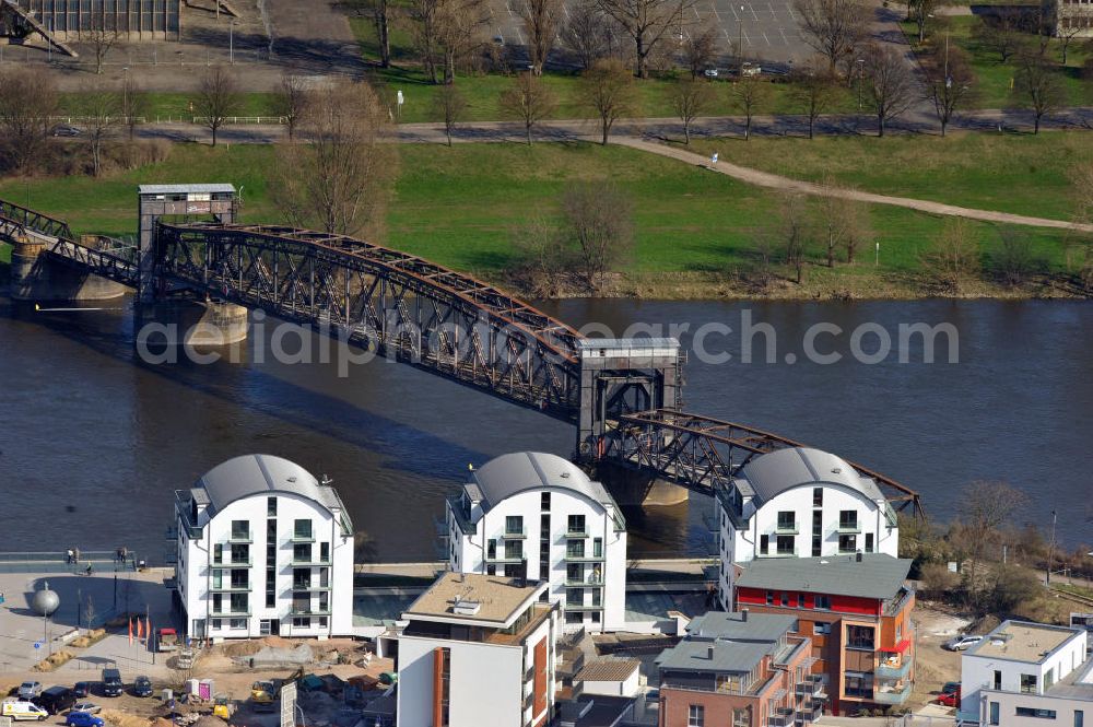 Magdeburg from the bird's eye view: Magdeburg 3/28/2012 view newly built townhouses / town houses on the banks of the Elbe opposite the historic lift bridge