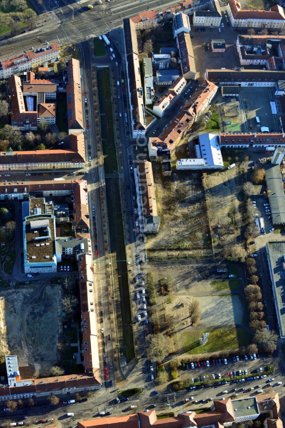 Aerial photograph Potsdam - View of the city canal in Potsdam in the state of Brandenburg. Rechts neben dem Kanal befinden sich zudem die Plantage sowie das Barockesche Palais