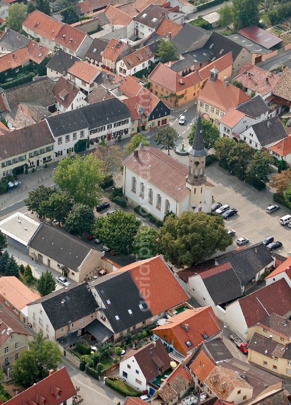 Aerial image Schwabenheim an der Selz - City core and church along the road Elsheimer in Schwabenheim an der Selz in the state of Rhineland-Palatinate