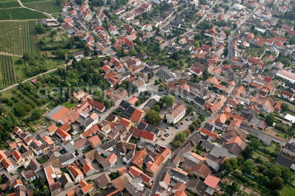 Aerial photograph Schwabenheim an der Selz - City core and church along the road Elsheimer in Schwabenheim an der Selz in the state of Rhineland-Palatinate