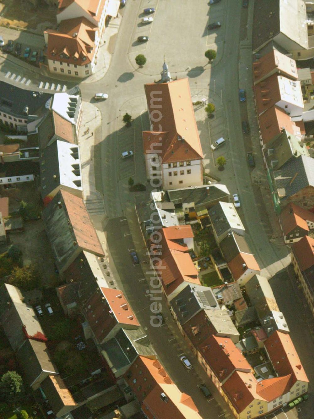 Geithain from above - Blick auf das alte Geithainer Rathaus Stadtverwaltung Geithain, Markt 11, 04643 Geithain, Telefon: 034341 / 466 - 0, Telefax: 034341 / 466 221,e-Mail: Stadt_Geithain@t-online.de, Im Juni 2003 wurde der Geithainer Markt nach längerer Bauzeit wieder als zentraler Platz in der Stadt fertiggestellt.