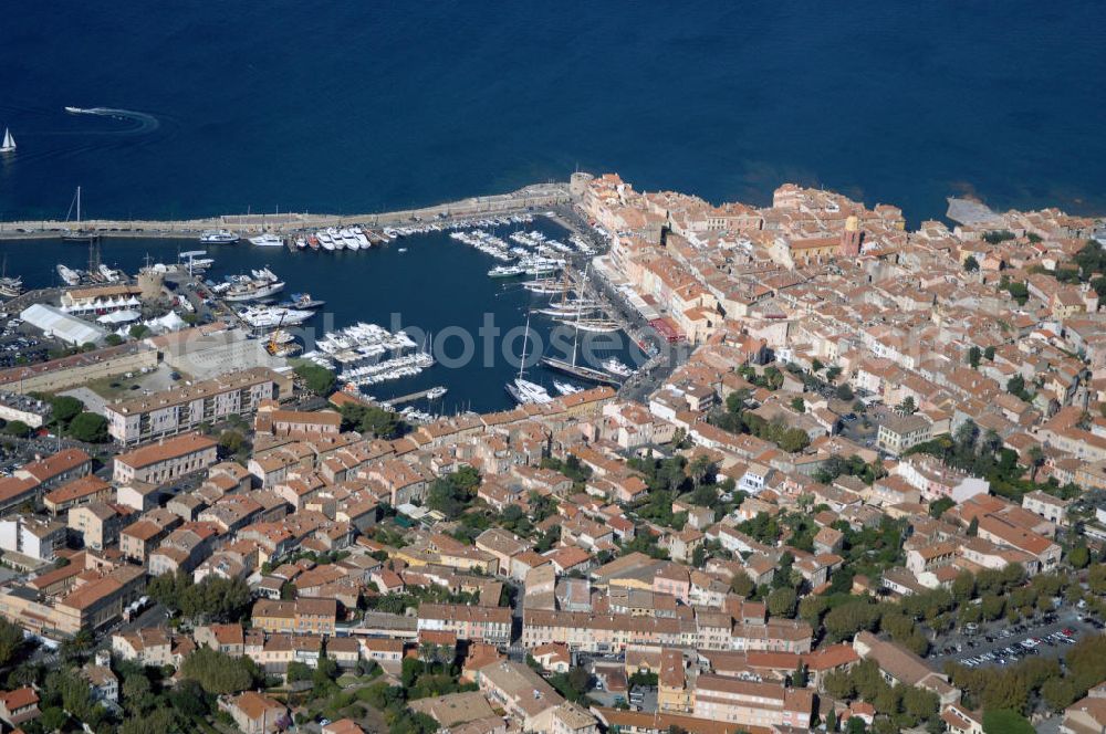 St. Tropez from the bird's eye view: Blick auf den Hafen von St. Tropez / Le port de St. Tropez. In den 1950er Jahren erlebte St. Tropez einen Aufschwung und wurde zum Treffpunkt der High - Society. Somit hat sich auch der große Yachthafen herausgebildet, für den St. Tropez berühmt ist und der vielen Künstlern als Vorlage dient. Kontakt Touristinfo: Office du Tourisme, Quai Jean Jaures, BP 183, 83 St. Tropez, Tel. +33(0)4 9497 4521, Fax +33(0)4 9497 8266, Email: tourisme@nove.fr