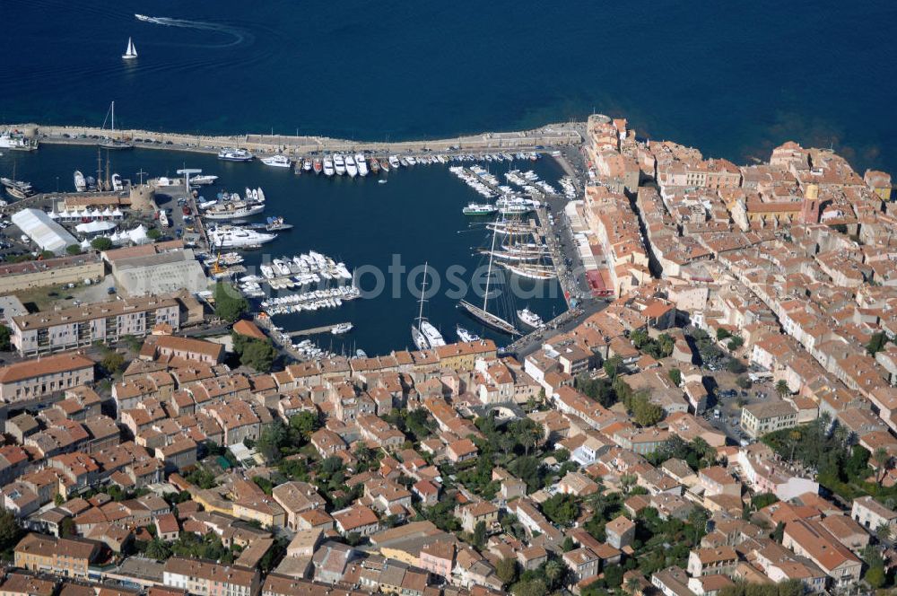 Aerial image St. Tropez - Blick auf den Hafen von St. Tropez / Le port de St. Tropez. In den 1950er Jahren erlebte St. Tropez einen Aufschwung und wurde zum Treffpunkt der High - Society. Somit hat sich auch der große Yachthafen herausgebildet, für den St. Tropez berühmt ist und der vielen Künstlern als Vorlage dient. Kontakt Touristinfo: Office du Tourisme, Quai Jean Jaures, BP 183, 83 St. Tropez, Tel. +33(0)4 9497 4521, Fax +33(0)4 9497 8266, Email: tourisme@nove.fr