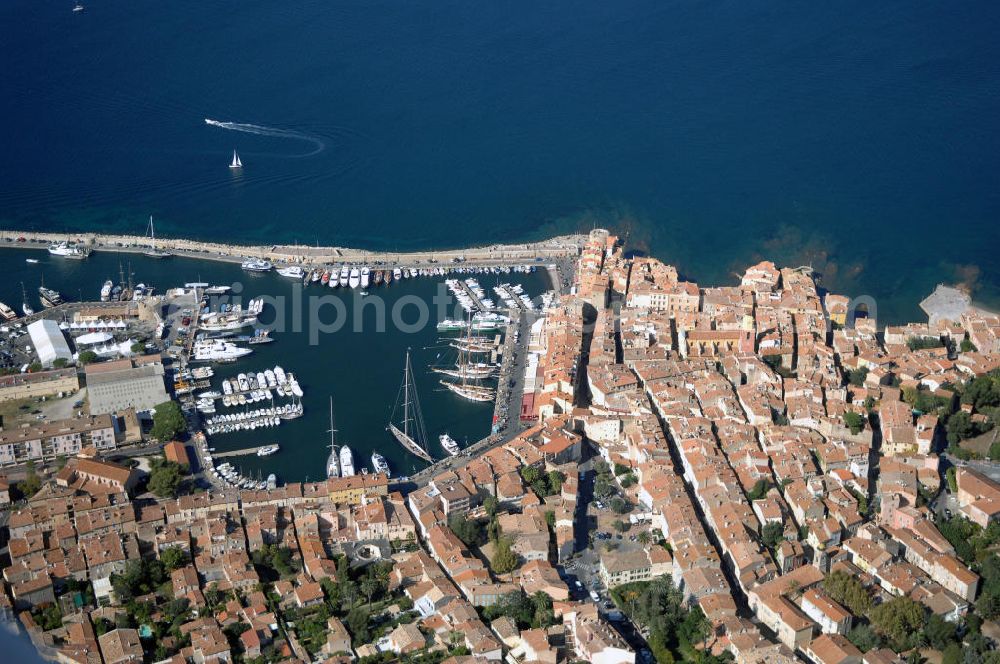 Aerial photograph St. Tropez - Blick auf den Hafen von St. Tropez / Le port de St. Tropez. In den 1950er Jahren erlebte St. Tropez einen Aufschwung und wurde zum Treffpunkt der High - Society. Somit hat sich auch der große Yachthafen herausgebildet, für den St. Tropez berühmt ist und der vielen Künstlern als Vorlage dient. Kontakt Touristinfo: Office du Tourisme, Quai Jean Jaures, BP 183, 83 St. Tropez, Tel. +33(0)4 9497 4521, Fax +33(0)4 9497 8266, Email: tourisme@nove.fr