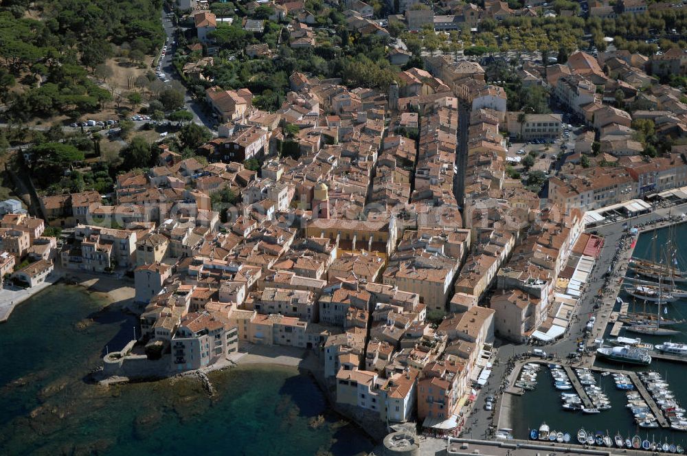 Aerial photograph St. Tropez - Blick auf den Hafen von St. Tropez / Le port de St. Tropez. In den 1950er Jahren erlebte St. Tropez einen Aufschwung und wurde zum Treffpunkt der High - Society. Somit hat sich auch der große Yachthafen herausgebildet, für den St. Tropez berühmt ist und der vielen Künstlern als Vorlage dient. Kontakt Touristinfo: Office du Tourisme, Quai Jean Jaures, BP 183, 83 St. Tropez, Tel. +33(0)4 9497 4521, Fax +33(0)4 9497 8266, Email: tourisme@nove.fr