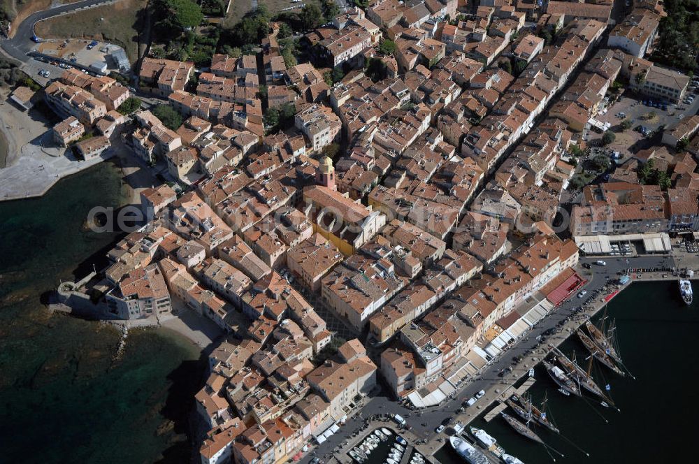 St. Tropez from the bird's eye view: Blick auf den Stadtkern mit der Kirche Notre Dame de l' Assomption von St. Tropez / Le centre - ville de St. Tropez avec l' eglise Notre Dame de l' Assomption. St. Tropez besteht bereits seit dem 8. Jahrhundert und war bis ins 20. Jahrhundert hinein ein einfaches Fischerdorf. Die Kirche wurde im 17. Jahrhundert errichtet und befindet sich mitten in der Altstadt. Adresse Kirche: Eglise Notre Dame de l' Assomption, Rue du commandant guichard, 83990 Saint - Tropez; Kontakt Touristinfo: Office du Tourisme, Quai Jean Jaures, BP 183, 83 St. Tropez, Tel. +33(0)4 9497 4521, Fax +33(0)4 9497 8266, Email: tourisme@nova.fr