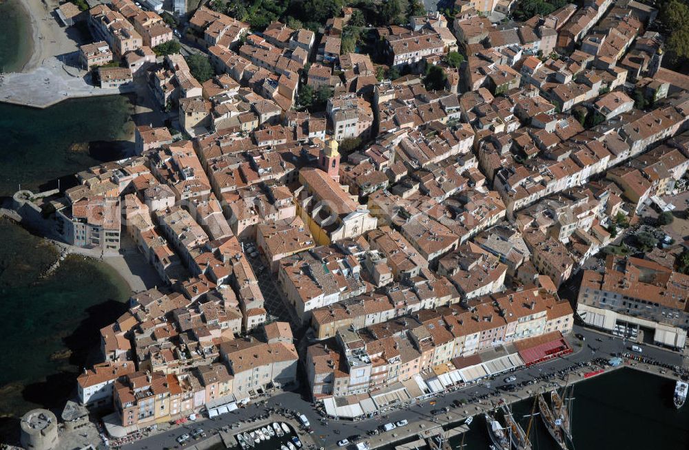 Aerial image St. Tropez - Blick auf den Stadtkern mit der Kirche Notre Dame de l' Assomption von St. Tropez / Le centre - ville de St. Tropez avec l' eglise Notre Dame de l' Assomption. St. Tropez besteht bereits seit dem 8. Jahrhundert und war bis ins 20. Jahrhundert hinein ein einfaches Fischerdorf. Die Kirche wurde im 17. Jahrhundert errichtet und befindet sich mitten in der Altstadt. Adresse Kirche: Eglise Notre Dame de l' Assomption, Rue du commandant guichard, 83990 Saint - Tropez; Kontakt Touristinfo: Office du Tourisme, Quai Jean Jaures, BP 183, 83 St. Tropez, Tel. +33(0)4 9497 4521, Fax +33(0)4 9497 8266, Email: tourisme@nova.fr