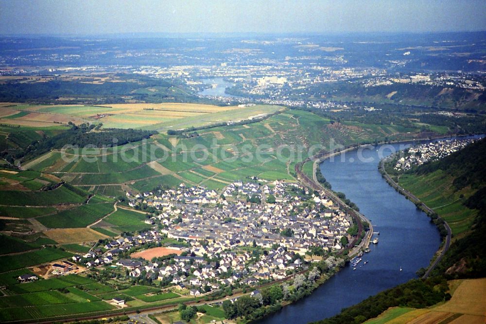 Aerial image Winningen - City center of Winningen at the riverside of the Mosel in Rhineland-Palatine