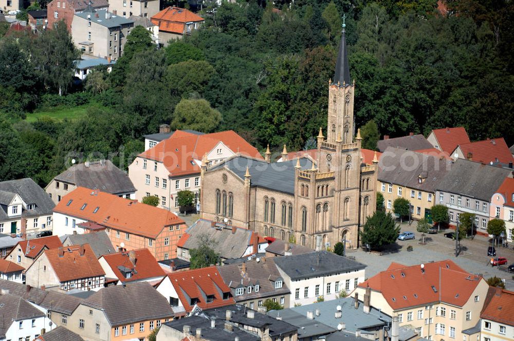 Fürstenberg/ Havel from above - Die Stadtkirche auf dem Marktplatz. Die heutige 50 m hohe Stadtkirche wurde 1845-48 im neubyzantinischen Stil, aus gelbem Backstein, nach Plänen von Oberbaurat Buttel, einem Schüler Schinkels, erbaut. Mit dem Bau sollte das Stadtbild verändert werden und ein attraktiver Platz in der Stadt entstehen. Um das zu erreichen, ließen die Stadtväter die Kirche in falscher Ost-West Ausrichtung bauen. Adresse der Touristeninformation: Touristinformation des Tourismusverein Fürstenberger Seenland e.V., Markt 5, 16798 Fürstenberg/Havel; Tel.: 033093/ 32254