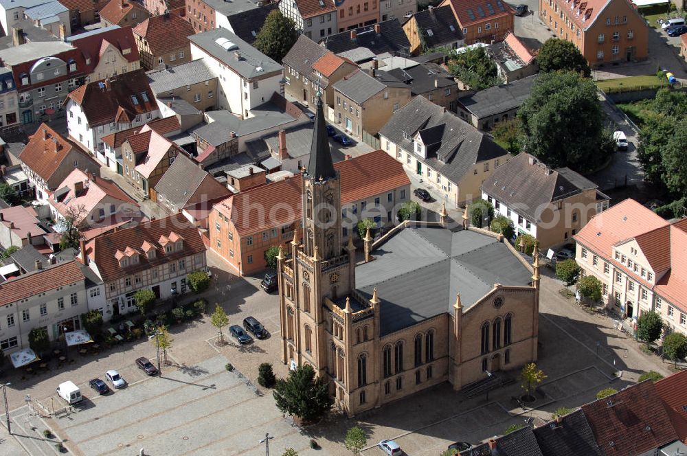 Fürstenberg/ Havel from above - Die Stadtkirche auf dem Marktplatz. Die heutige 50 m hohe Stadtkirche wurde 1845-48 im neubyzantinischen Stil, aus gelbem Backstein, nach Plänen von Oberbaurat Buttel, einem Schüler Schinkels, erbaut. Mit dem Bau sollte das Stadtbild verändert werden und ein attraktiver Platz in der Stadt entstehen. Um das zu erreichen, ließen die Stadtväter die Kirche in falscher Ost-West Ausrichtung bauen. Adresse der Touristeninformation: Touristinformation des Tourismusverein Fürstenberger Seenland e.V., Markt 5, 16798 Fürstenberg/Havel; Tel.: 033093/ 32254