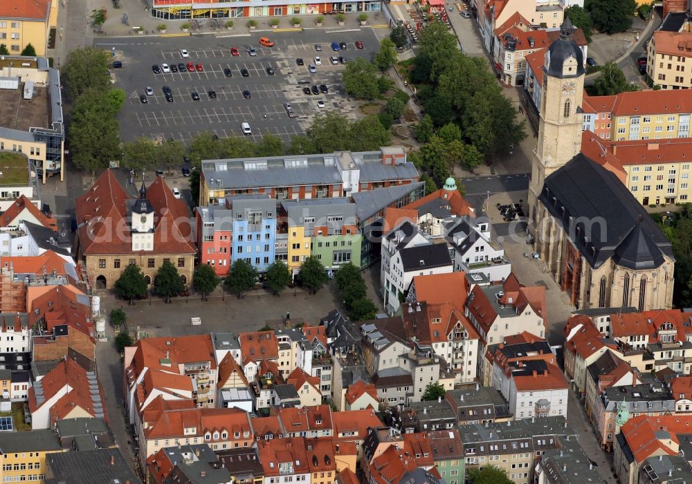 Jena from above - Die Stadtkirche St. Michael befindet sich unmittelbar am Markt von Jena im Bundesland Thüringen. Die im Mittelalter als Zisterzienser-Nonnenklosterkirche gegründete dreischiffige Hallenkirche ist vom Baustil der Gotik geprägt. Am Markt steht das gotische Rathaus. Auf dem Platz ist der Marktbrunnen zu erkennen. An der nördlichen Seite des Marktes befindet sich mit dem Stadtmuseum eines der historisch wertvollen Häuser der Stadt.// The Church of St. Michael is located directly on the market of Jena in Thuringia. The three-aisled hall church founded as a Cistercian monastery church in the Middle Ages is marked by the architectural style of the Gothic. On the market stands the Gothic Town Hall. In the square of the market fountain can be seen. Is at the northern side of the market with the city museum is one of historically valuable buildings of the city.