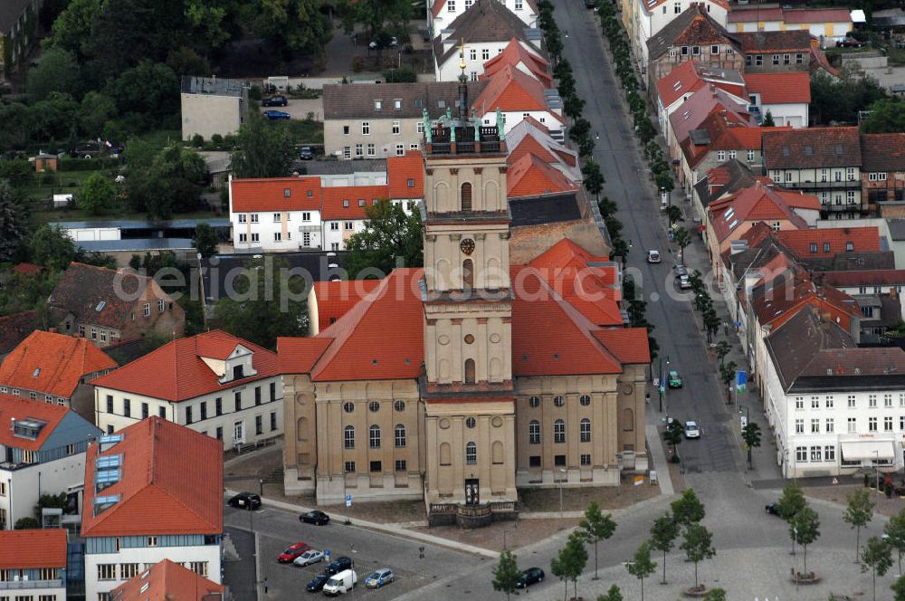 Neustrelitz from above - Blick auf die 230 Jahre alte Stadtkirche am Markt. Die Kirche hat einen 45 Meter hohen Turm der als Aussichtsplattform für Besucher geöffnet ist. Erbaut wurde die Kirche nach Plänen des Hofarztes Johann Christian Verpoorten von 1768 bis 1778 als Saalbau. Der Turm wurde von 1828 bis 1831 durch den Baumeister Friedrich Wilhelm Buttel errichtet.