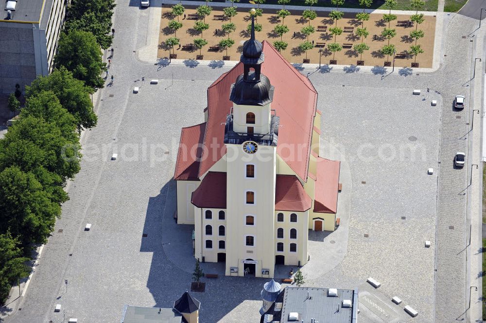 Forst from the bird's eye view: Blick auf die Stadtkirche St. Nikolai zu Forst. Die ursprünglich spätgotische dreischiffige Backsteinkirche entstand vermutlich Mitte des 13. Jahrhunderts. Nach der fast kompletten Zerstörung 1945 wurde die Kirche im Barockstil des 18. Jahrhunderts wieder aufgebaut und bis 2008 komplett saniert. View of the Church of St. Nicholas. Originally a Late Brick Gothic church probably built in the middle of the 13th Century. After the almost complete destruction in 1945, the church was rebuilt in the baroque style of the 18th Century and completely renovated by 2008.