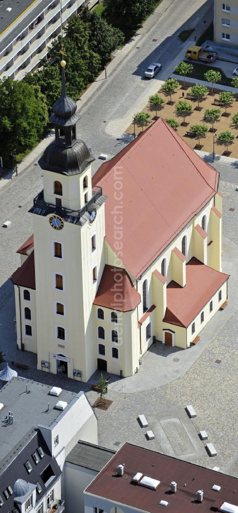 Forst from above - Blick auf die Stadtkirche St. Nikolai zu Forst. Die ursprünglich spätgotische dreischiffige Backsteinkirche entstand vermutlich Mitte des 13. Jahrhunderts. Nach der fast kompletten Zerstörung 1945 wurde die Kirche im Barockstil des 18. Jahrhunderts wieder aufgebaut und bis 2008 komplett saniert. View of the Church of St. Nicholas. Originally a Late Brick Gothic church probably built in the middle of the 13th Century. After the almost complete destruction in 1945, the church was rebuilt in the baroque style of the 18th Century and completely renovated by 2008.