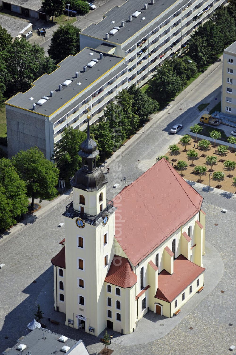 Forst from the bird's eye view: Blick auf die Stadtkirche St. Nikolai zu Forst. Die ursprünglich spätgotische dreischiffige Backsteinkirche entstand vermutlich Mitte des 13. Jahrhunderts. Nach der fast kompletten Zerstörung 1945 wurde die Kirche im Barockstil des 18. Jahrhunderts wieder aufgebaut und bis 2008 komplett saniert. View of the Church of St. Nicholas. Originally a Late Brick Gothic church probably built in the middle of the 13th Century. After the almost complete destruction in 1945, the church was rebuilt in the baroque style of the 18th Century and completely renovated by 2008.