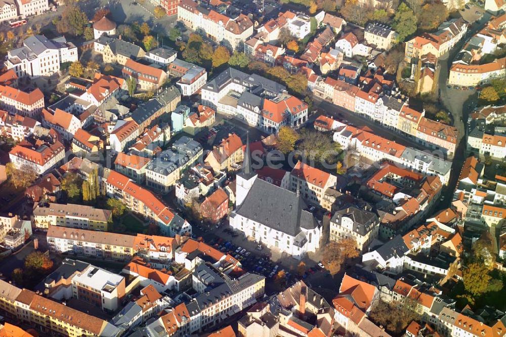 Aerial photograph Weimar - Stadtkirche St. Peter und Paul: Berühmt ist der dreiflüglige Altar von Lucas Cranach d.Ä., der von ihm in seinem letzten Lebensjahr 1552 begonnen und von seinem Sohn beendet wurde. Das heutige Kirchengebäude wurde als dreischiffige Hallenkirche im spätgotischen Stil gebaut. Den Beinamen Herderkirche trägt sie, seit der berühmte Theologe und Philosoph hier viele Jahrzehnte predigte.