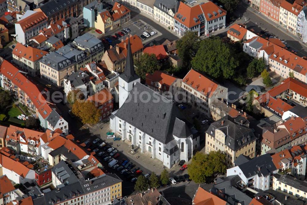 Aerial photograph Weimar - Blick auf die Stadtkirche St. Peter und Paul. Berühmt ist der dreiflüglige Altar von Lucas Cranach d.Ä. Das heutige Kirchengebäude wurde als dreischiffige Hallenkirche im spätgotischen Stil gebaut. Den Beinamen Herderkirche trägt sie, seit der berühmte Theologe und Philosoph hier viele Jahrzehnte predigte. Gemeinsam mit dem Herderhaus steht sie auf der UNESCO-Welterbeliste.