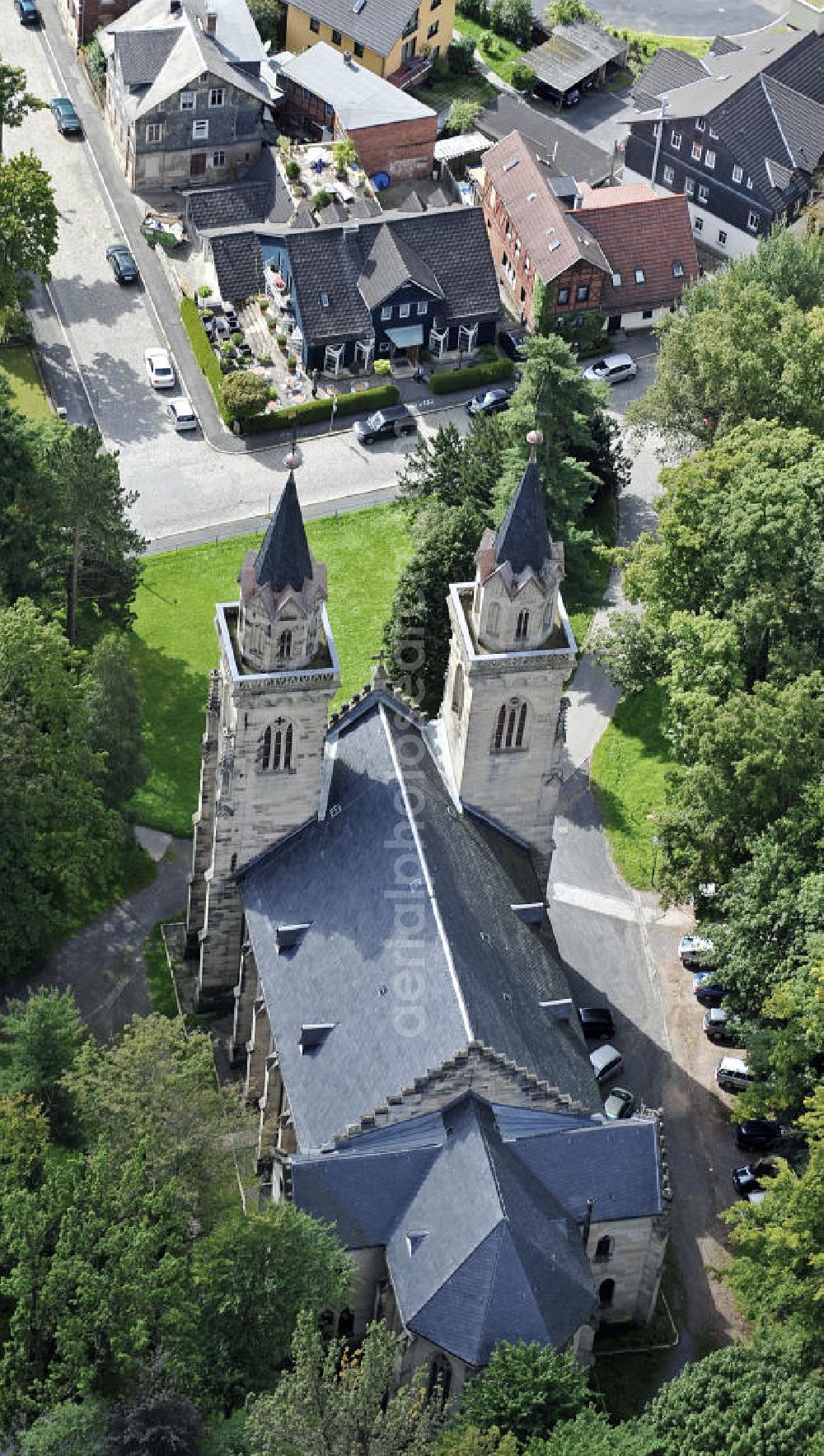 Sonneberg from the bird's eye view: Die neugotische Stadtkirche St. Peter. Die Kirche wurde zwischen 1843 und 1845 von Carl Alexan der Heideloff errichtet. The neo-Gothic church of St Peter. The church was built 1843-1845 by Carl Alexan der Heideloff.