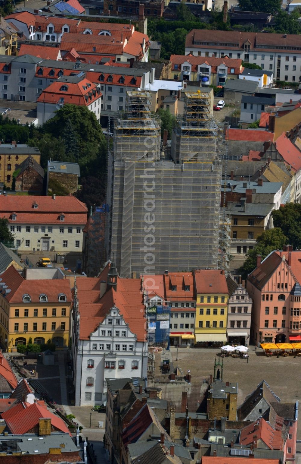 Lutherstadt Wittenberg from above - Blick auf die in Sanierungsarbeiten befindliche Stadtkirche Sankt Marien und das Rathaus von Lutherstadt Wittenberg am Markt im Bundesland Sachsen-Anhalt. View of the parish church sanit marien situated in restauration works and the townhall of Lutherstadt Wittenberg at the market in the state Saxony-Anhalt.