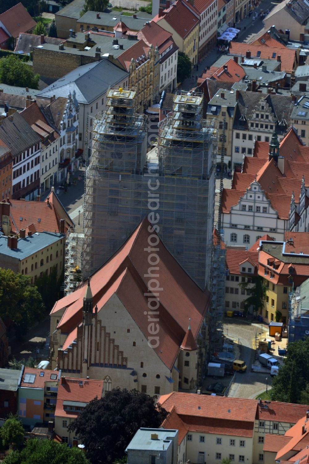 Aerial photograph Lutherstadt Wittenberg - Blick auf die in Sanierungsarbeiten befindliche Stadtkirche Sankt Marien und das Rathaus von Lutherstadt Wittenberg am Markt im Bundesland Sachsen-Anhalt. View of the parish church sanit marien situated in restauration works and the townhall of Lutherstadt Wittenberg at the market in the state Saxony-Anhalt.