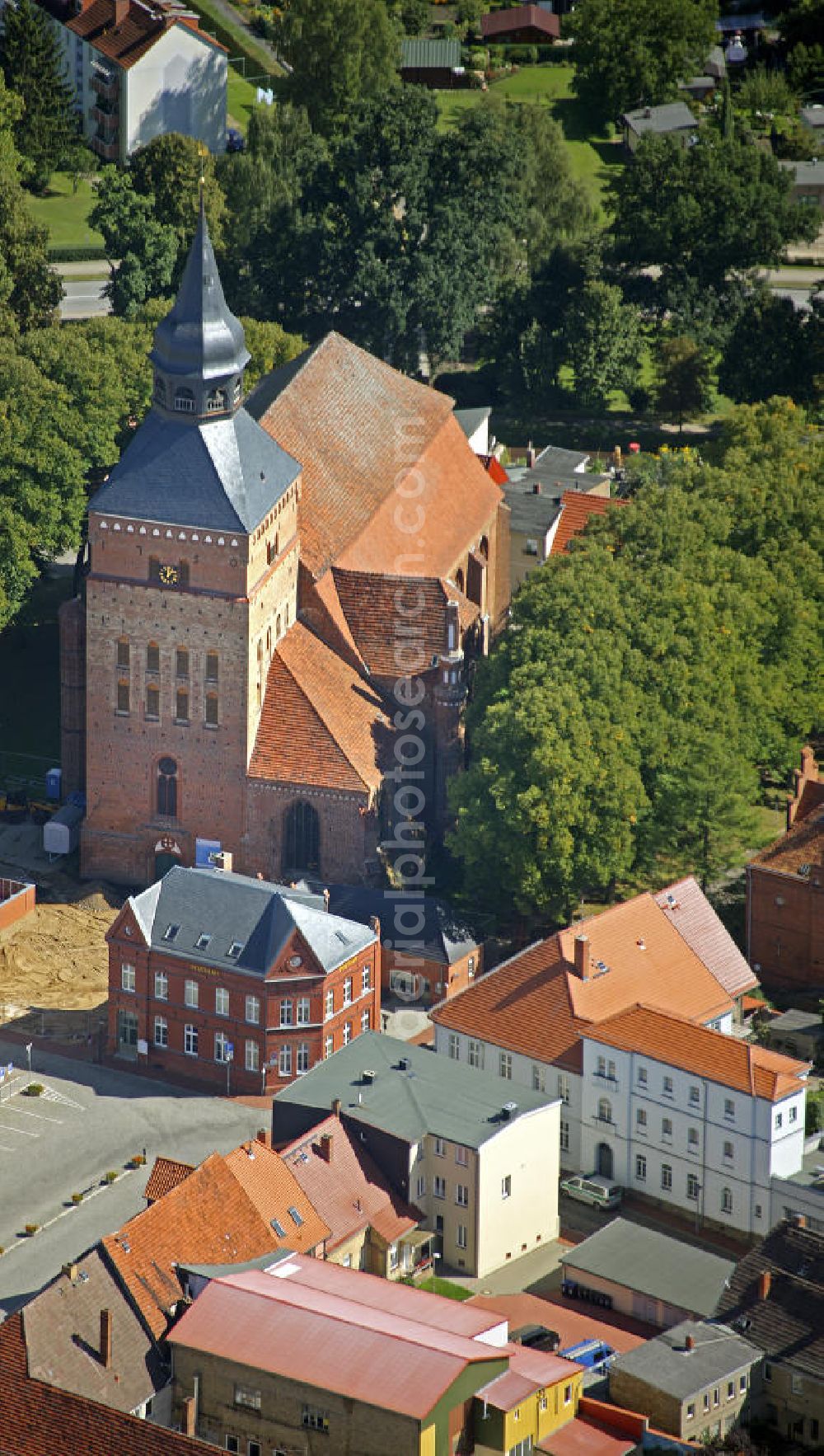 Sternberg from above - Blick auf die Stadtkirche St. Maria und St. Nikolaus Sternberg in Mecklenburg-Vorpommern. Die Kirche wurde im 14. Jahrhundert errichtet. Hier wurden bis 1913 in einem zweijährigen Rhythmus die mecklenburgischen Landtage eröffnet. View of the city of Sternberg in Mecklenburg-Western Pomerania. The church was built in the 14th Century. Here were opened the Mecklenburg Landtag until the year 1913 in a two-year rhythm.